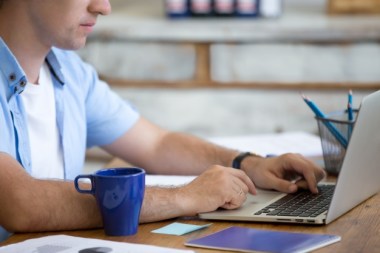 man-typing-on-a-laptop_1218-559